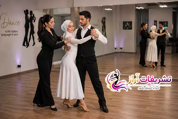 مربی در حال آموزش فرم صحیح بدن و نحوه اجرای تانگو به عروس و داماد در کلاس رقص