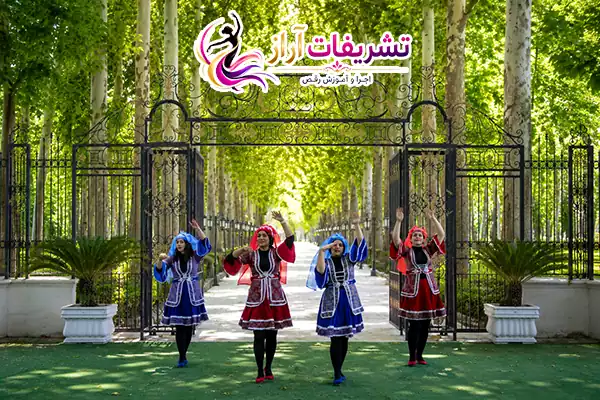 گروه رقص ایرانی آراز تشریفات در حال اجرای نمایش صحنه‌ای با لباس‌های سنتی